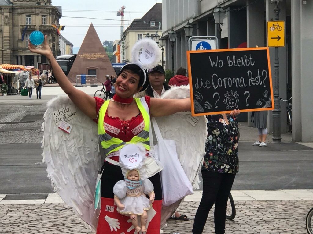 Die als "Schutzengel" verkleidete Demoanmelderin Neli Heiliger.